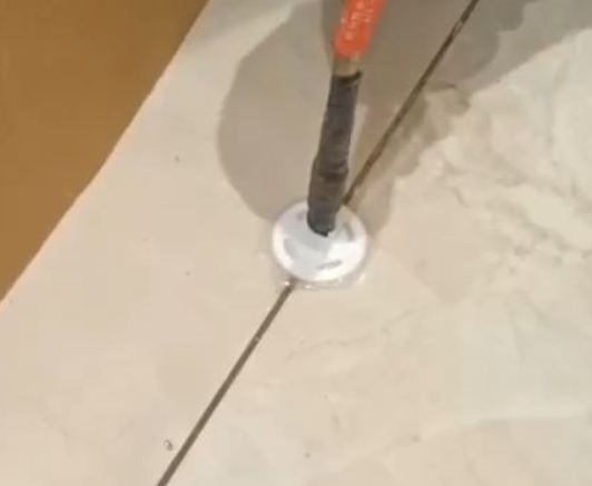 台安瓷砖空鼓维修公司专业解答瓷砖在铺贴过程中，如果没有涂抹均匀到位的粘结材料（如水泥砂浆或瓷砖胶），可能会导致以下问题