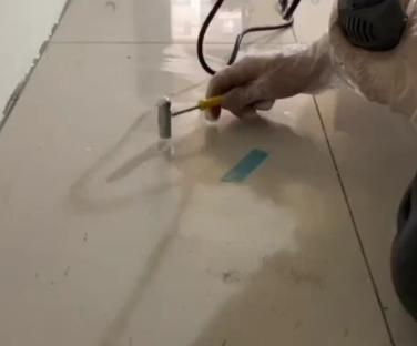 台安瓷砖开裂维修公司专业分享瓷砖在铺贴前如果没有沥干水分，将会导致以下问题
